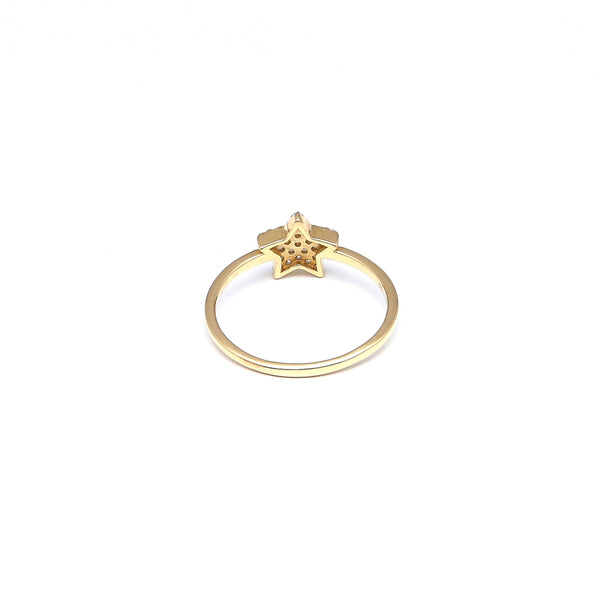 Anillo diseño especial motivo estrella con circonias en oro amarillo 14 kilates.