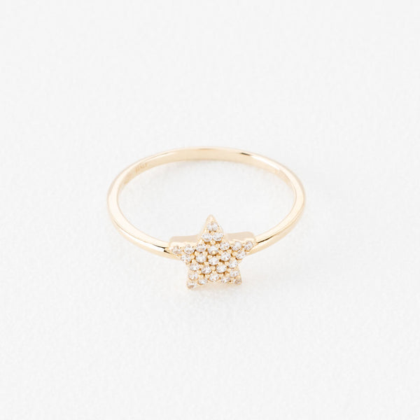 Anillo diseño especial motivo estrella con circonias en oro amarillo 14 kilates.