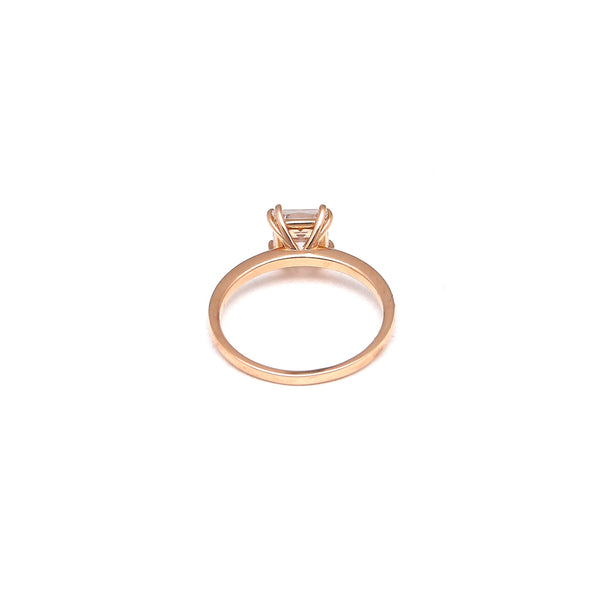 Anillo estilizado con circonia en oro rosa 14 kilates.