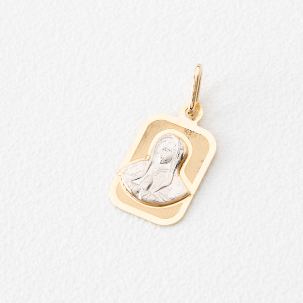 Medalla laminada con relieve motivo Virgen de Guadalupe en oro dos tonos 14 kilates.