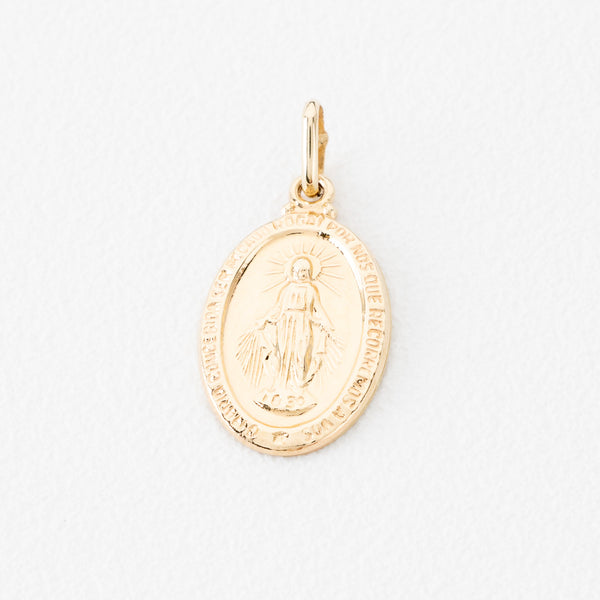 Medalla diseño especial motivo Virgen de la medalla milagrosa en oro amarillo 14 kilates.