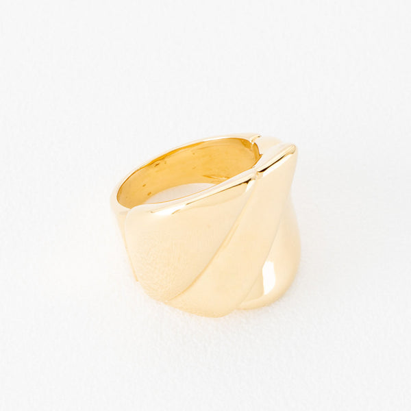 Anillo estilizado hueco en oro amarillo 14 kilates.