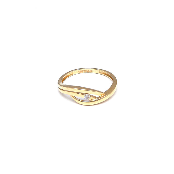 Anillo entrelazado con circonia en oro amarillo 14 kilates.