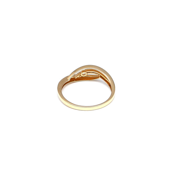 Anillo entrelazado con circonia en oro amarillo 14 kilates.