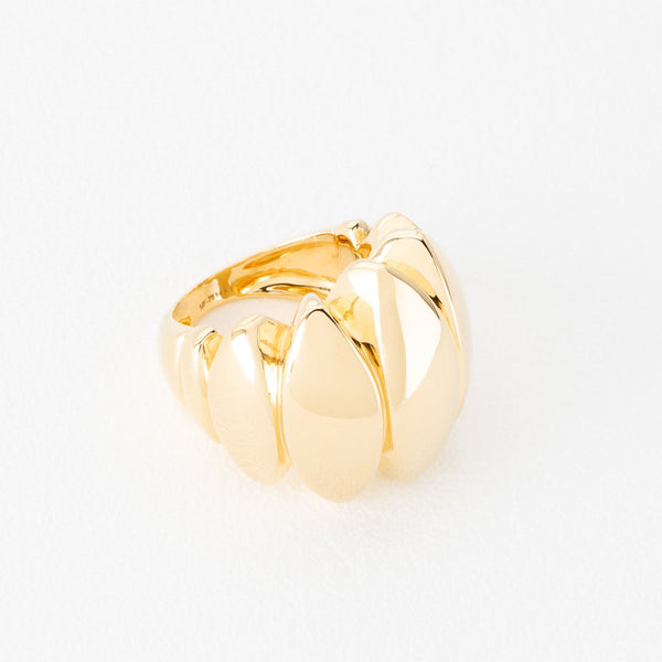 Anillo estilizado hueco en oro amarillo 14 kilates.