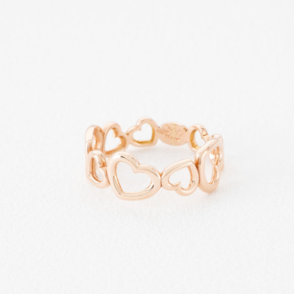 Anillo calado motivo corazones en oro rosa 14 kilates.