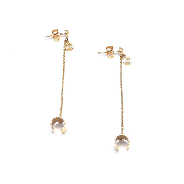 Aretes dobles con cadena diseño especial en oro amarillo 14 kilates.