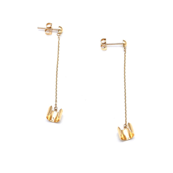 Aretes dobles con cadena diseño especial en oro amarillo 14 kilates.