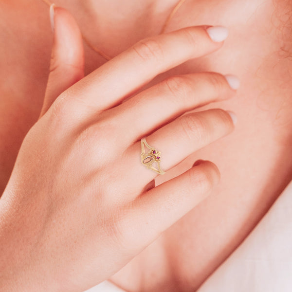 Anillo diseño especial motivo rana con sintéticos en oro dos tonos 10 kilates.