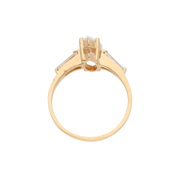 Anillo estilizado con circonias en oro amarillo 14 kilates.