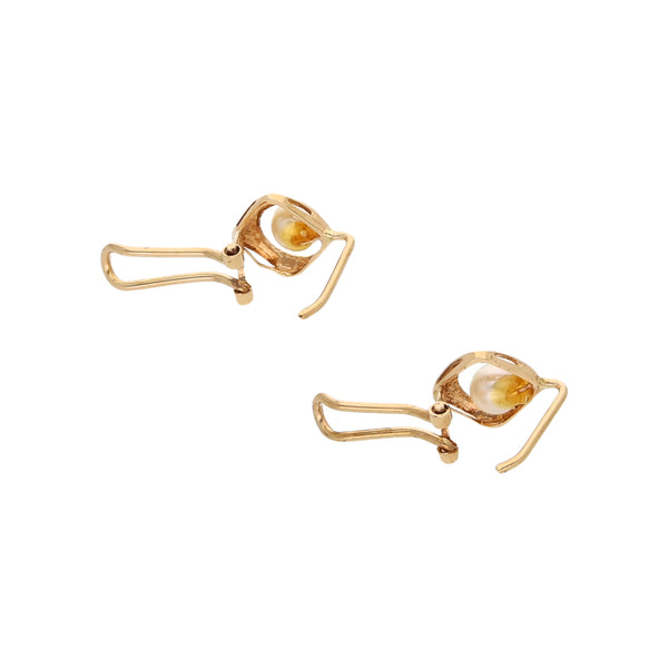 Aretes diseño especial con perlas en oro amarillo 14 kilates.