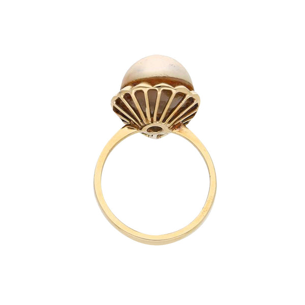 Anillo estilizado con perla en oro amarillo 14 kilates.