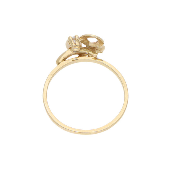 Anillo estilizado con perla y sintético en oro amarillo 14 kilates.