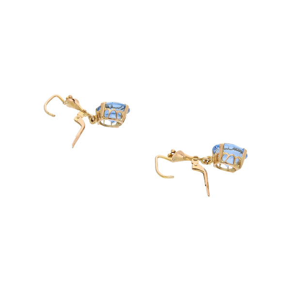 Aretes calados con sintéticos en oro amarillo 14 kilates.