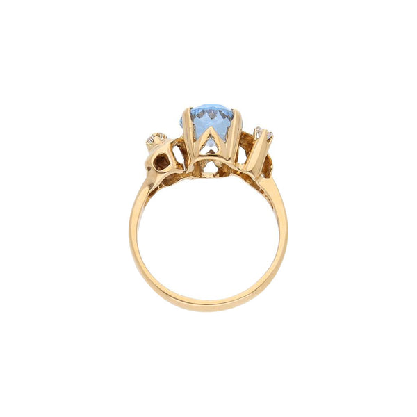 Anillo estilizado con sintético y circonias en oro amarillo 14 kilates.