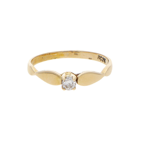 Anillo solitario con diamante en oro amarillo 14 kilates.