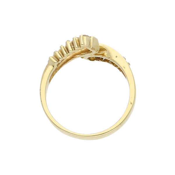 Anillo estilizado con circonias en oro amarillo 14 kilates.