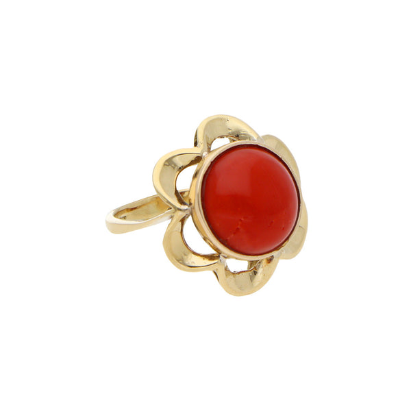 Anillo estilizado calado con coral en oro amarillo 18 kilates.