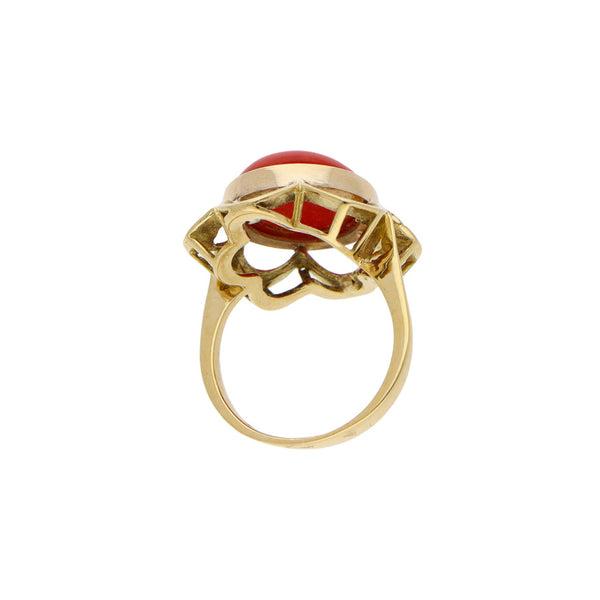 Anillo estilizado calado con coral en oro amarillo 18 kilates.