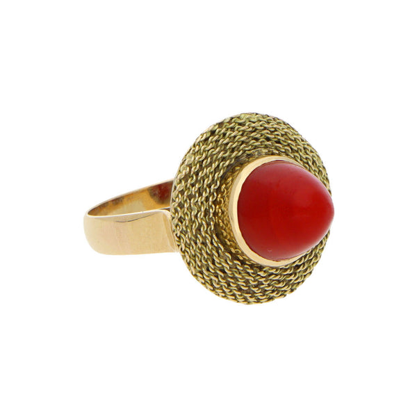 Anillo diseño especial con coral en oro amarillo 18 kilates.