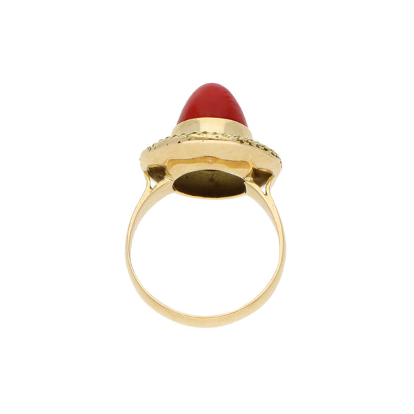 Anillo diseño especial con coral en oro amarillo 18 kilates.