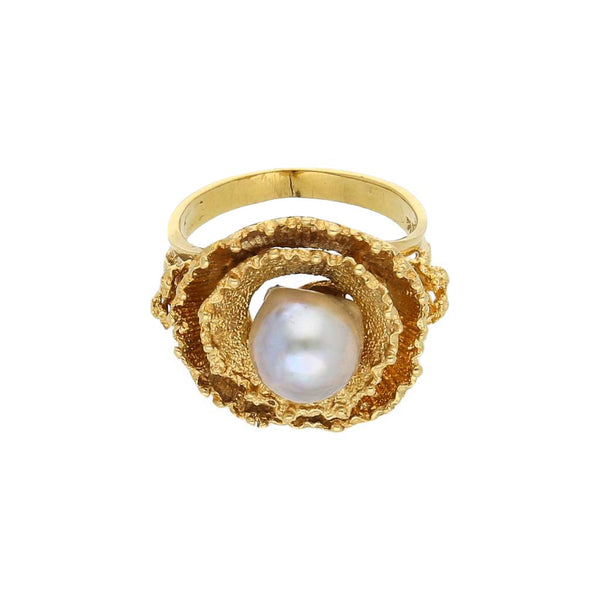 Anillo estilizado con perla en oro amarillo 18 kilates.