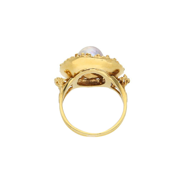 Anillo estilizado con perla en oro amarillo 18 kilates.