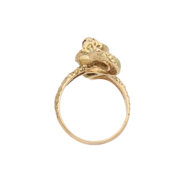 Anillo estilizado motivo cobra con sintéticos en oro amarillo 14 kilates.