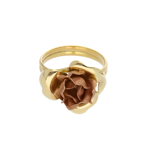 Anillo estilizado en oro amarillo 18 kilates con aplicación motivo rosa en oro dos tonos 14 kilates.