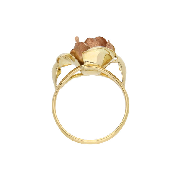 Anillo estilizado en oro amarillo 18 kilates con aplicación motivo rosa en oro dos tonos 14 kilates.