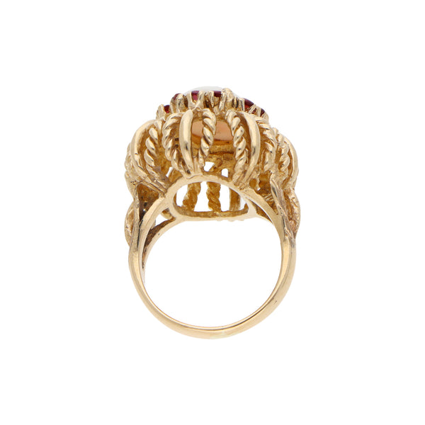 Anillo estilizado con coral y sintéticos en oro amarillo 14 kilates.