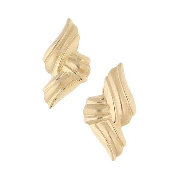 Aretes estilizados huecos en oro amarillo 14 kilates.