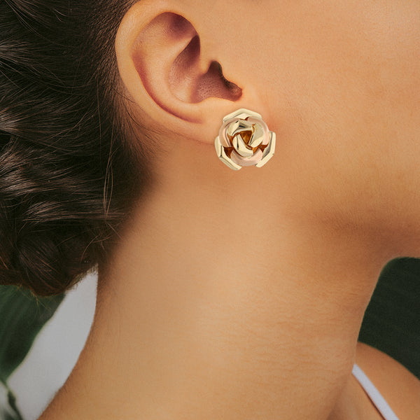 Aretes estilizados motivo floral en oro dos tonos 14 kilates.