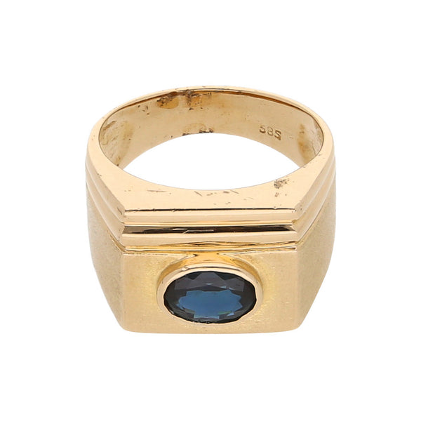 Anillo tipo sello con zafiro en oro amarillo 14 kilates.