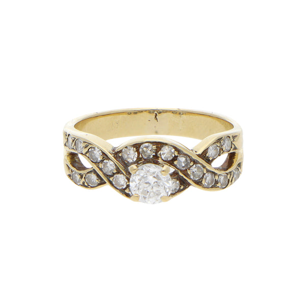 Anillo calado con diamantes en oro amarillo 14 kilates.