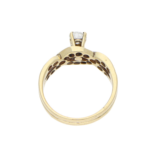 Anillo calado con diamantes en oro amarillo 14 kilates.