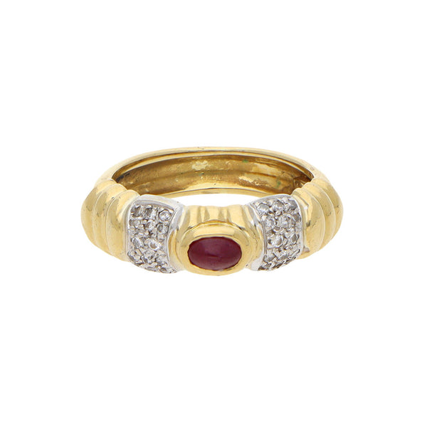 Anillo acanalado con diamantes y rubí en oro amarillo 18 kilates.