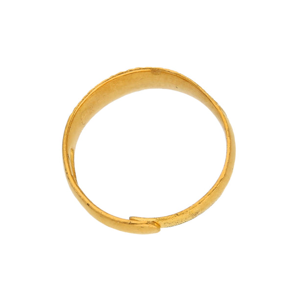 Anillo labrado en oro amarillo 22 kilates.