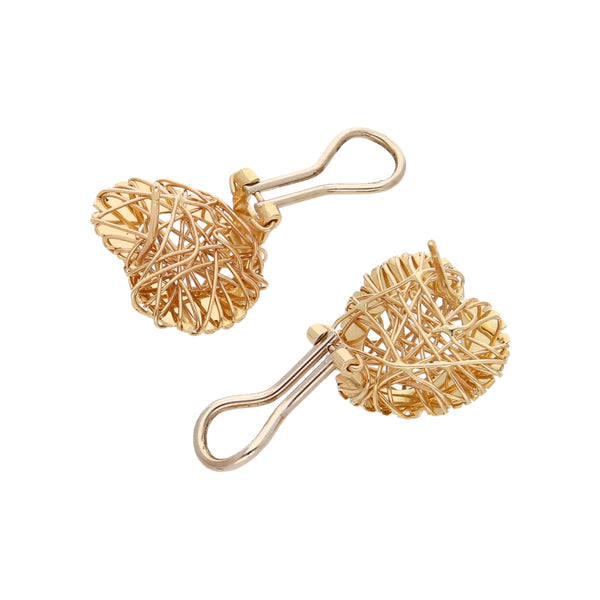 Aretes calados motivo corazón en oro amarillo 14 kilates.