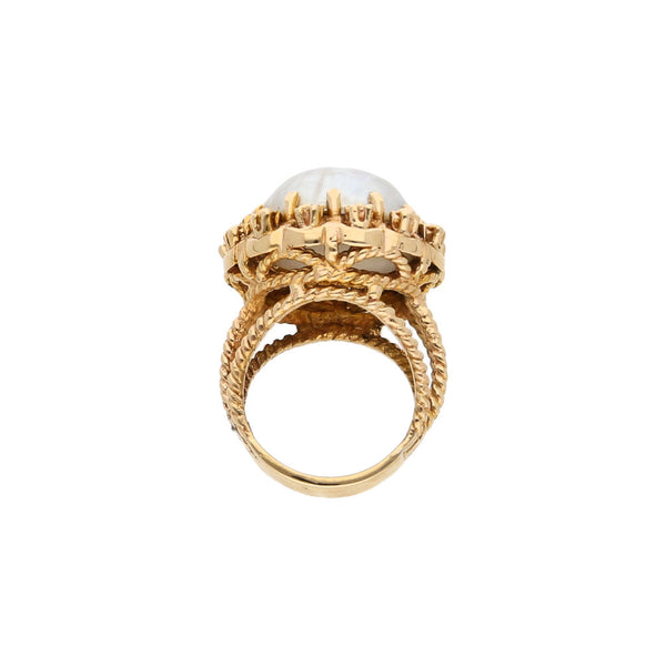 Anillo estilizado con medias perlas en oro amarillo 14 kilates.