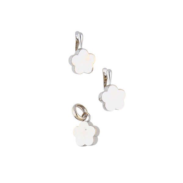 Juego de dije y aretes huecos motivo flor en oro blanco 18 kilates.