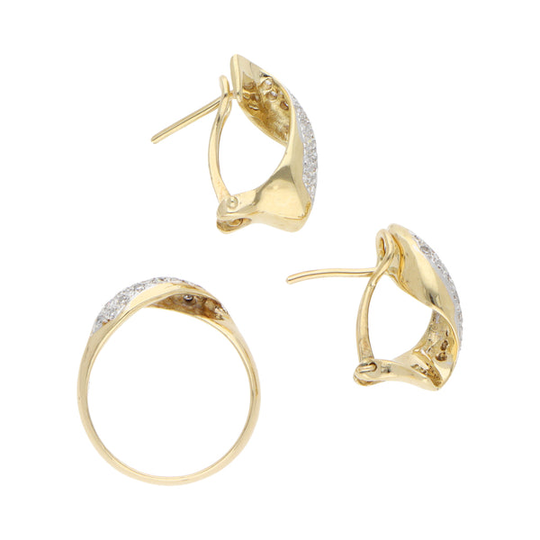 Juego de anillo y aretes estilizados con diamantes en oro amarillo 14 kilates.