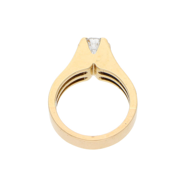 Anillo solitario con diamante en oro amarillo 18 kilates.