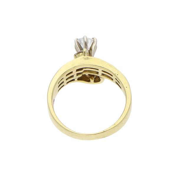 Anillo diseño especial con diamantes en oro amarillo 18 kilates.