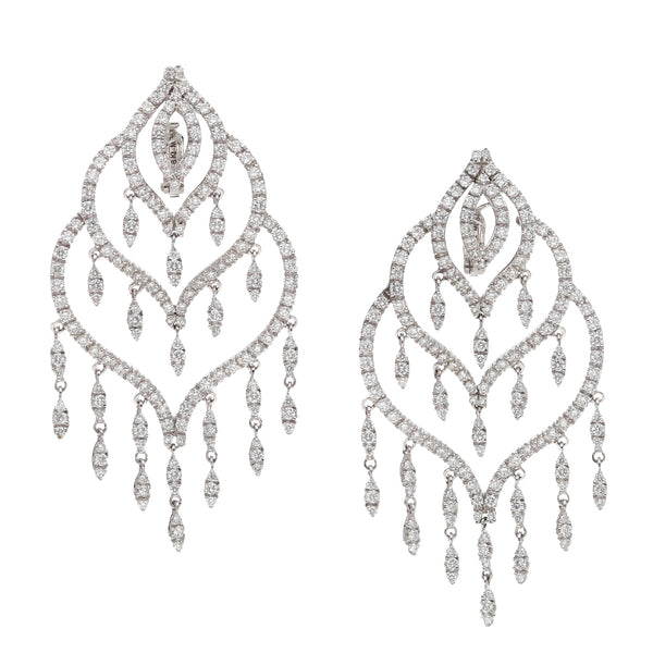 Aretes estilizados con colgantes y diamantes en oro blanco 18 kilates.