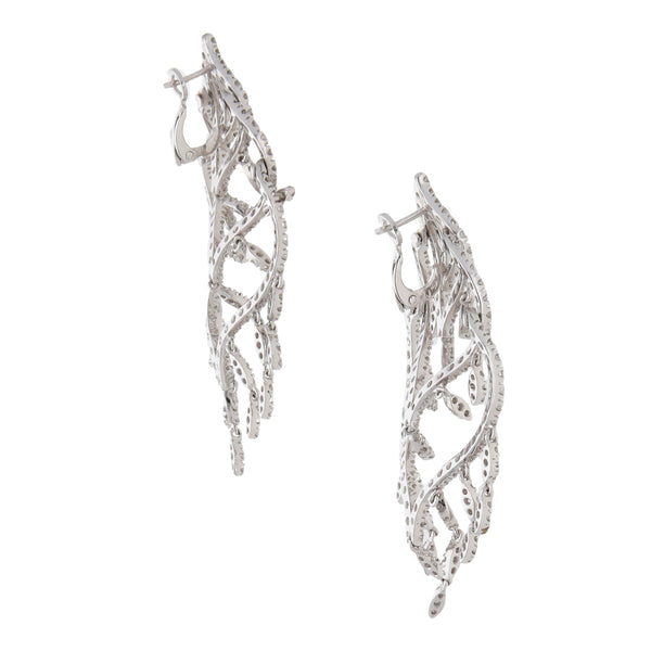 Aretes estilizados con colgantes y diamantes en oro blanco 18 kilates.