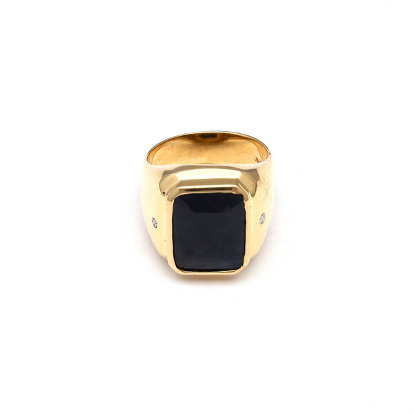 Anillo tipo sello con diamantes y zafiro en oro amarillo 14 kilates.