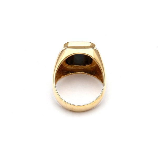 Anillo tipo sello con diamantes y zafiro en oro amarillo 14 kilates.