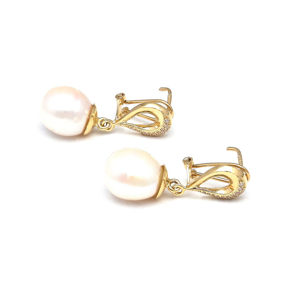 Aretes calados con perlas calabazo y circonias en oro amarillo 14 kilates.