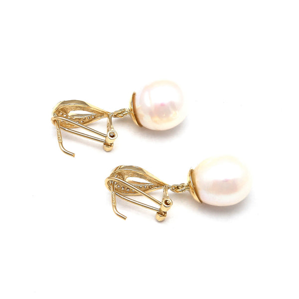 Aretes calados con perlas calabazo y circonias en oro amarillo 14 kilates.